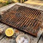 Grille barbecue rouillée avec outils de nettoyage et produits
